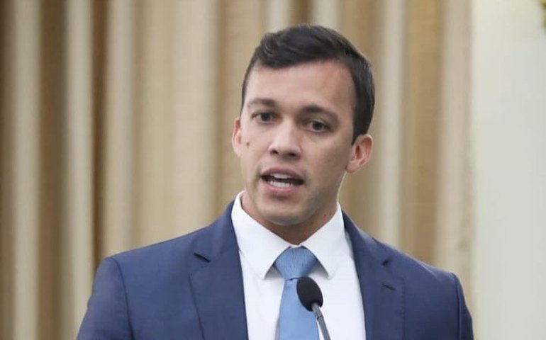 Deputado Delegado Leonam denuncia tanques de combustíveis na orla de Pajuçara e alerta para desastres ambientais na região