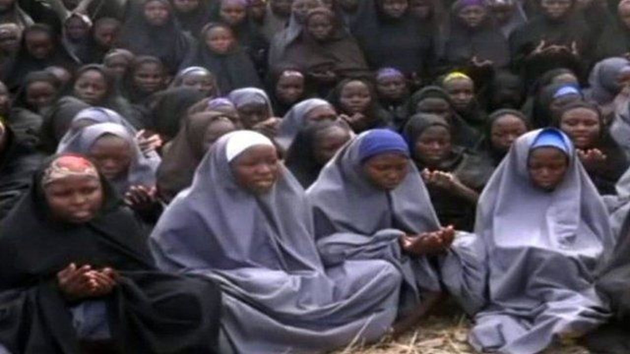Exército da Nigéria encontra jovem sequestrada há 10 anos pelo Boko Haram