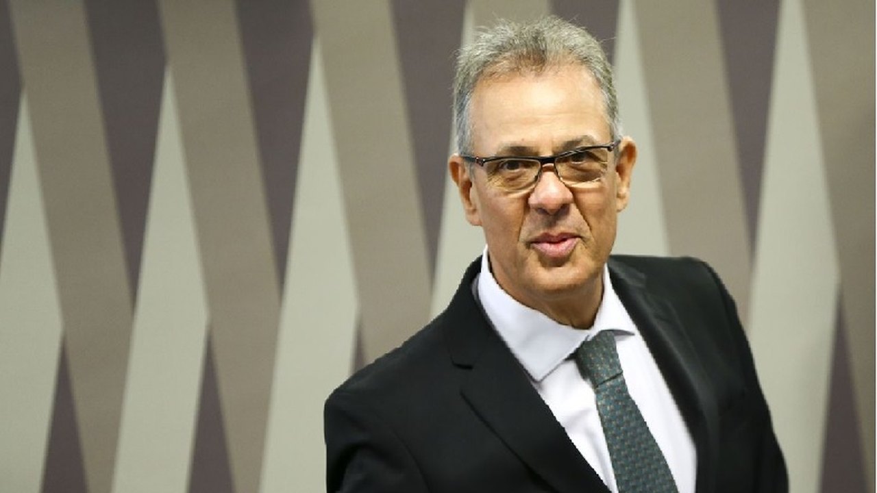 Receita já monitorava viagens de ministro antes de apreensão de joias