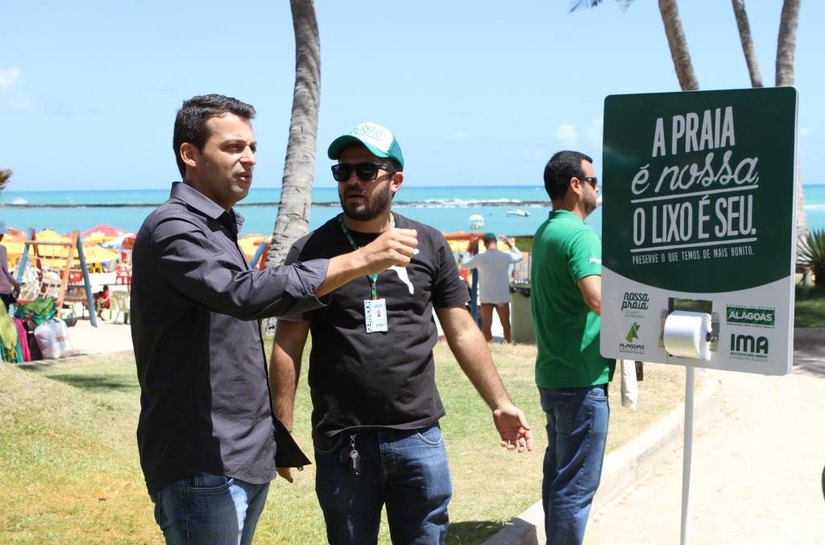 Nossa Praia instala pontos de retirada de sacolas de lixo na Praia do Francês