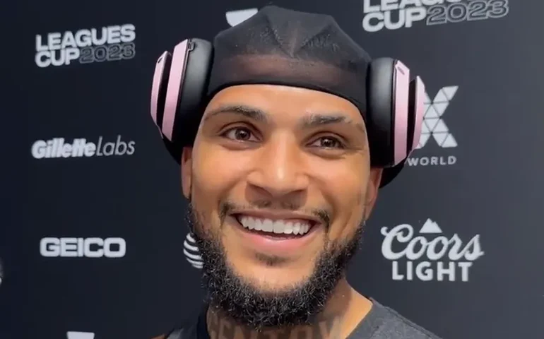 Messi presenteou colegas de time com fone de ouvido rosa