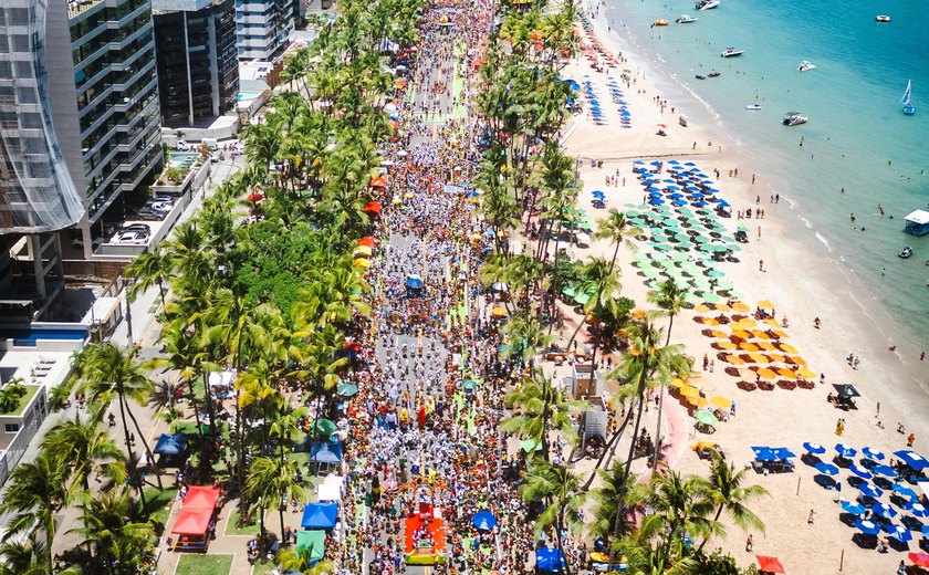 Pinto da madrugada leva frevo à avenida e arrasta mais de 500 mill foliões na orla de Maceió