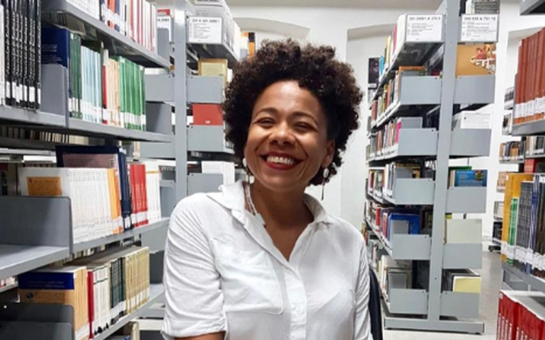 Ex-diretora de escola na Maré narra em livro como enfrentou a violência: 'Difícil era manter as crianças no chão durante o confronto'