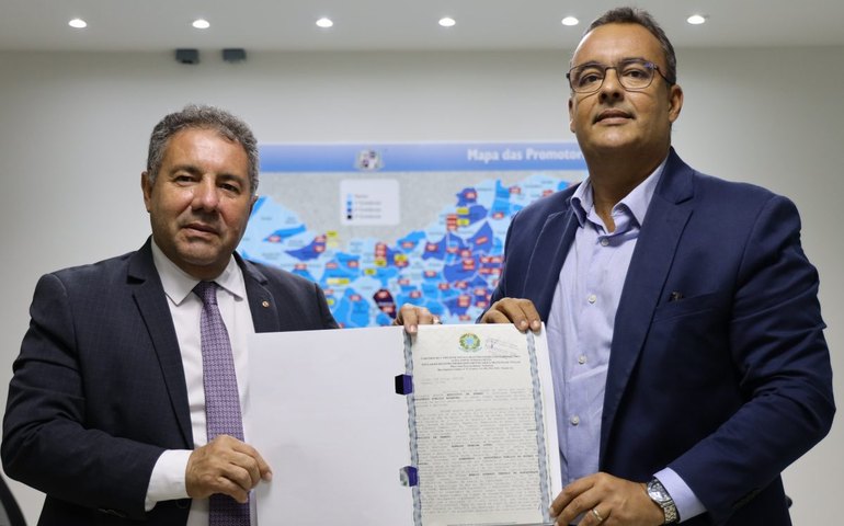 Ministério Público recebe escritura do terreno onde está sendo construída a sede das Promotorias de Justiça de Penedo