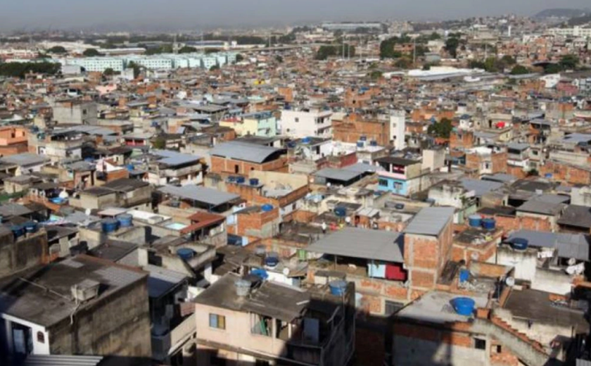 Jovem morre baleado no Jacarezinho, na zona norte do Rio; moradores acusam PM