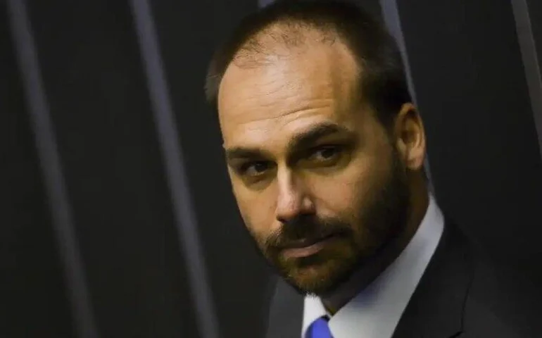 STF forma maioria para tornar Eduardo Bolsonaro réu com voto de Zanin