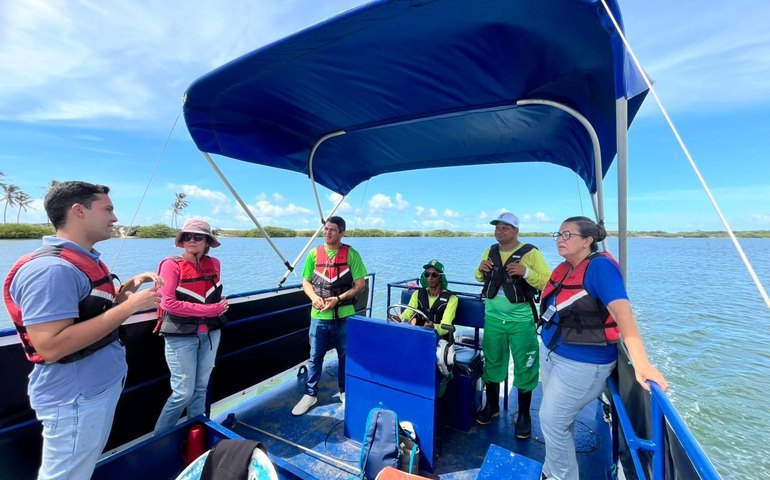Autarquia de Limpeza Urbana apresenta Ecoboats para presidente do Crea-AL