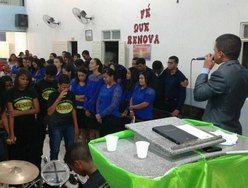 Rio Novo: juventude adora a Deus