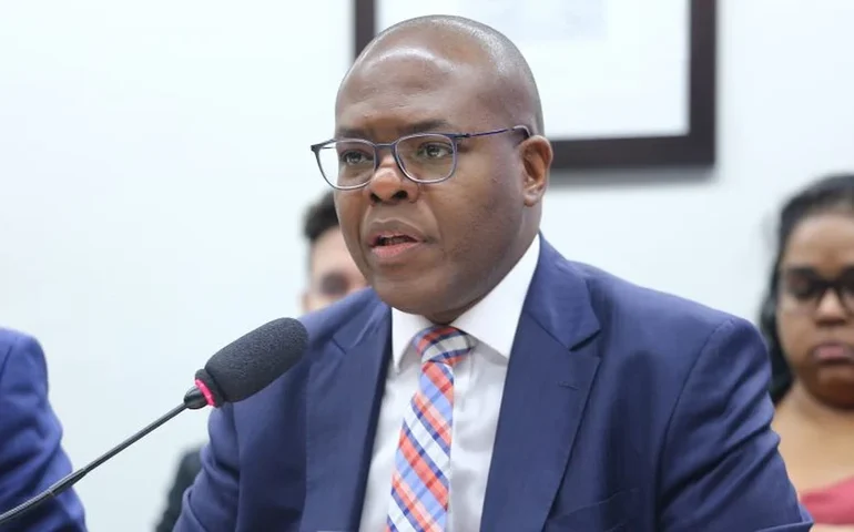 Justiça Federal condena internauta por injúria racial contra ex-ministro Silvio Almeida