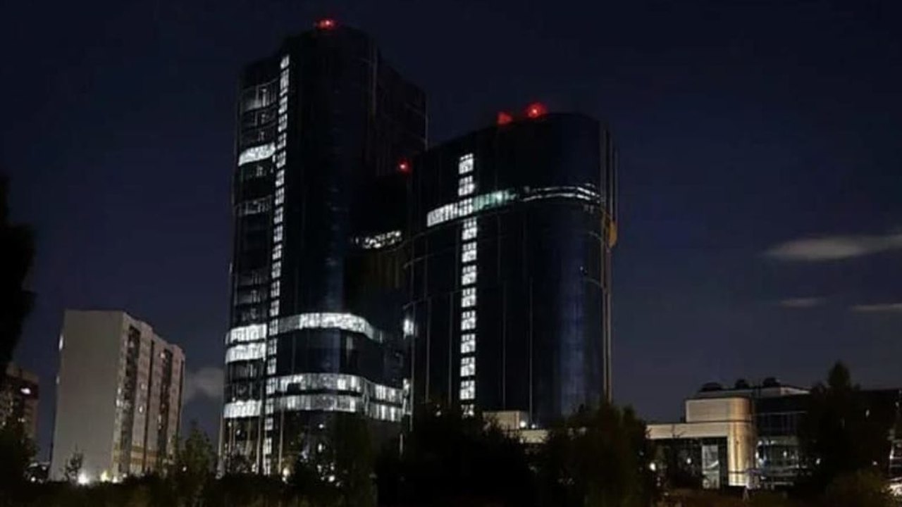 Morte de Prigojin: Luzes no prédio do grupo Wagner exibem cruz gigante, na Rússia