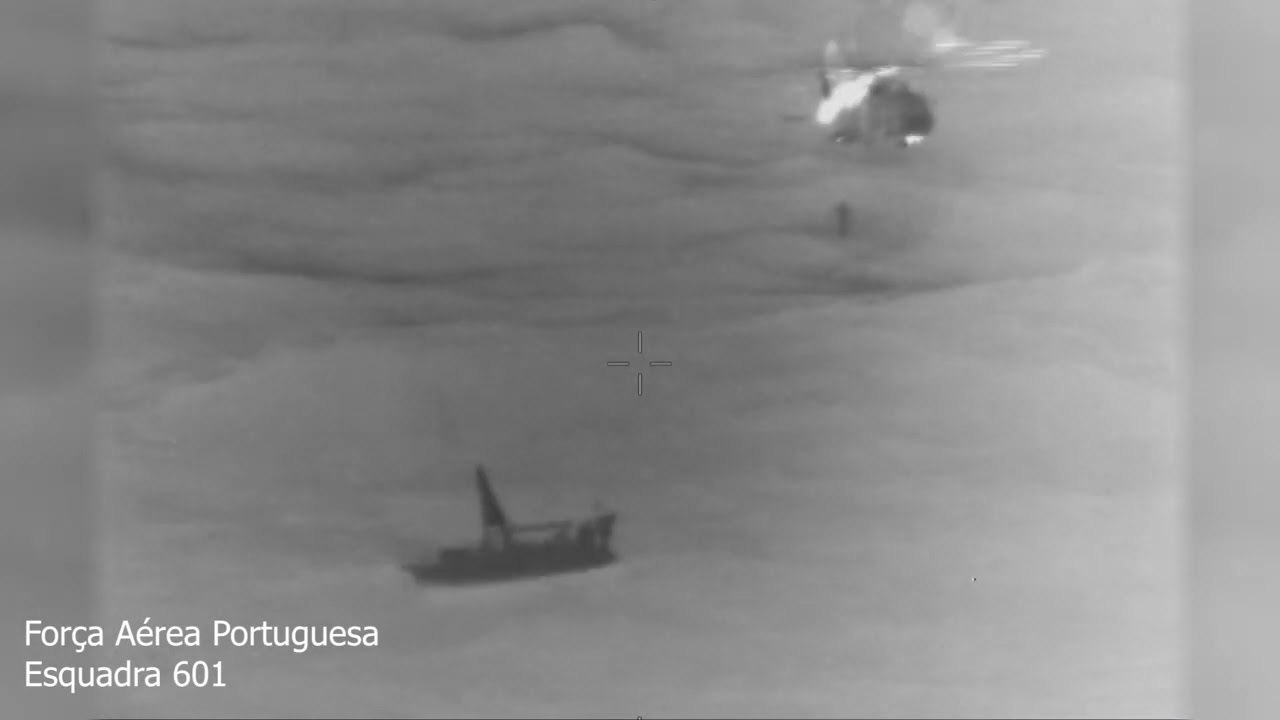 Força Aérea resgata criança de 5 anos e casal de veleiro à deriva em meio à tormenta no mar de Portugal; vídeo