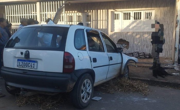 Portão da casa foi destruído após carro invadir calçada no distrito de Lagoa Grande
