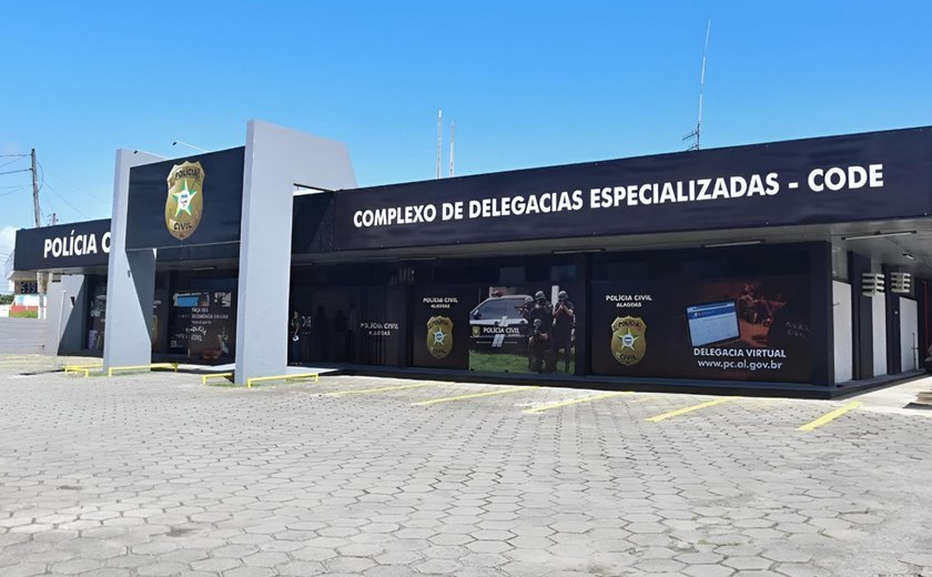 Mulher procura a polícia após ser filmada por homem dentro de cabine de banheiro em Maceió