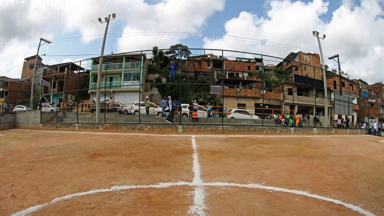 Projeto cria política nacional para reformar campos de futebol em áreas vulneráveis