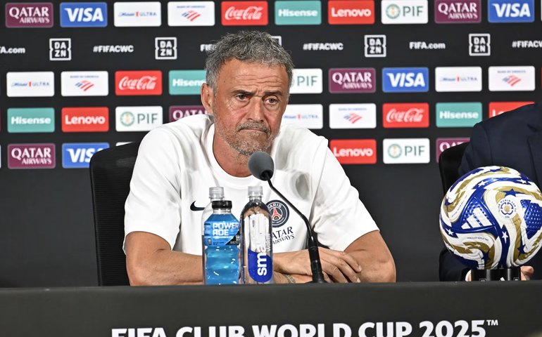 Luis Enrique se lamenta com auxiliares após agressão ao brasileiro João Pedro: 'Sou um idiota'