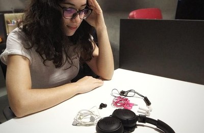 Depende do fone para trabalhar ou curtir uma boa música? Saiba como evitar os problemas auditivos