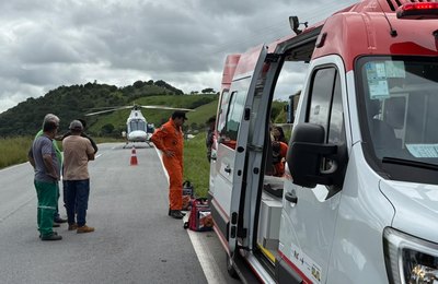 Equipe aeromédica do DEA atua em resgate após capotamento na BR-101, em Joaquim Gomes
