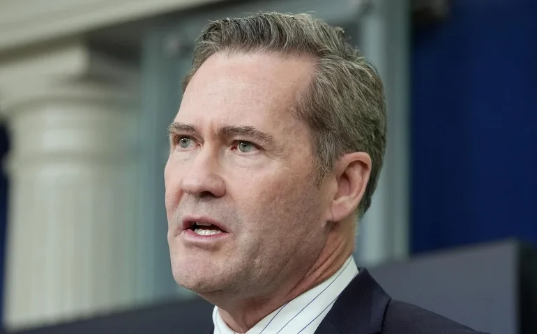 Assessor no foco do 'Signalgate' tinha contatos expostos em outro aplicativo, diz revista