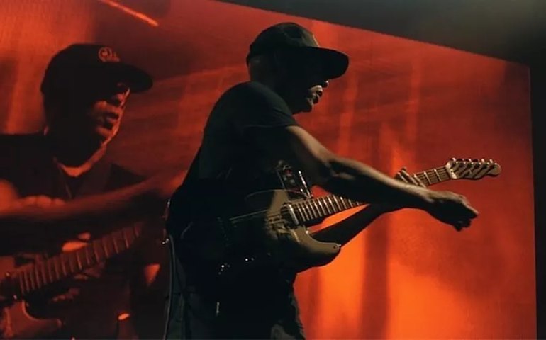 Tom Morello é derrubado do palco em show do Rage Against The Machine