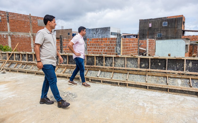 Vice-prefeito e secretário de Infraestrutura visita obra na parte alta de Maceió