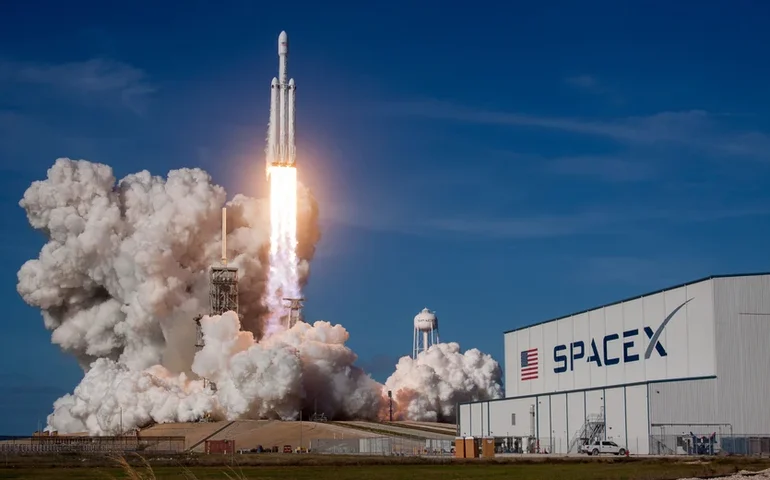 SpaceX leva quatro astronautas à Estação Espacial Internacional em apenas 15 horas