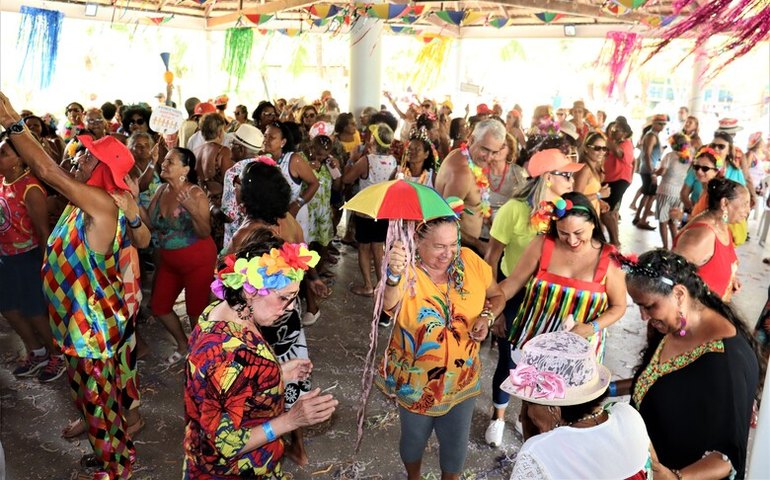 Baile de Carnaval anima foliões no Sesc Guaxuma