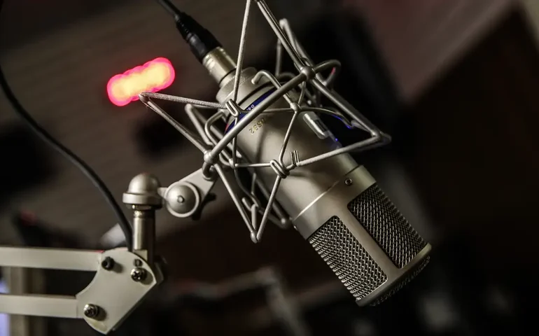 Podcast da Rádio MEC, Perguntar e Pensar, vence prêmio comKids 2024