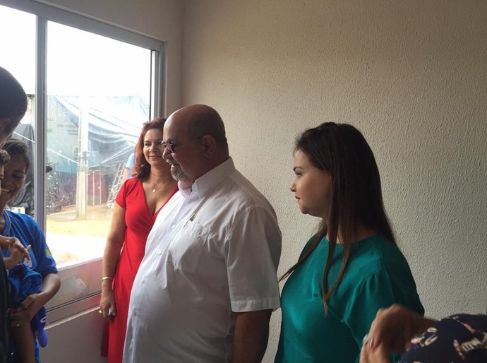 Secretária prestigia entrega de casas na Barra de Santo Antônio
