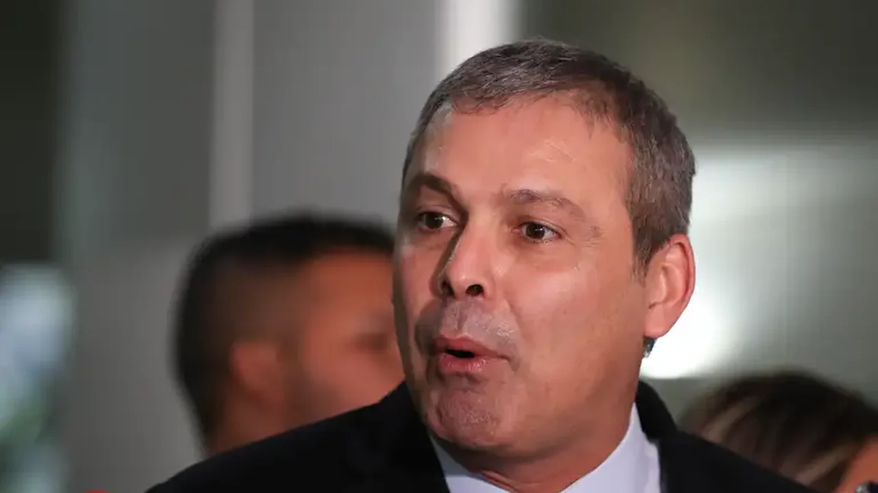 Lindbergh diz que Gleisi não conseguiu falar com Motta após ele pautar projeto que derruba IOF