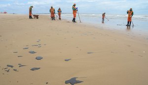 LIMPEZA DE PRAIA ÓLEO / Foto: Felipe Goettenauer