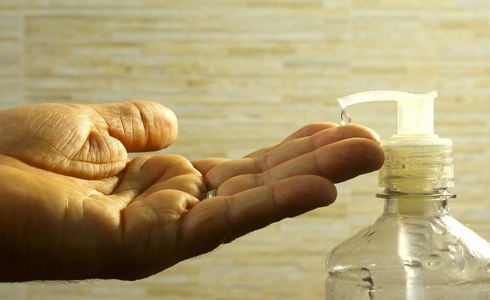 Uso de álcool em gel pode apontar falso positivo em teste Uso de álcool em gel pode apontar falso positivo em teste