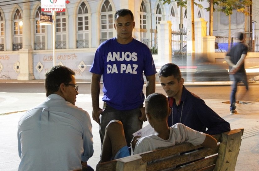 Busca noturna acolhe dependentes químicos em situação de rua