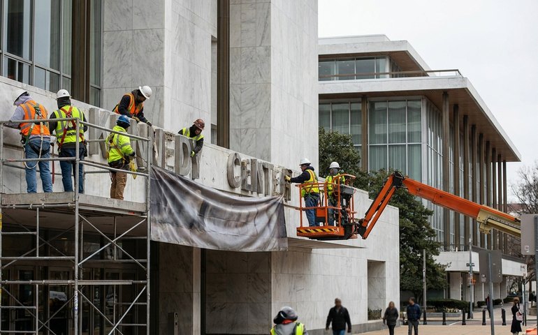 Trabalhadores iniciam remoção do nome de Trump da fachada do Kennedy Center