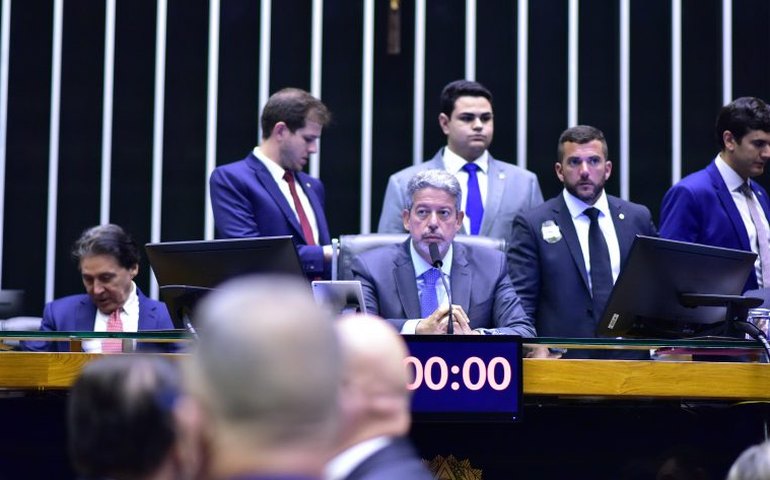 Deputados analisam projeto que proíbe bloqueio de recursos do INPI; acompanhe