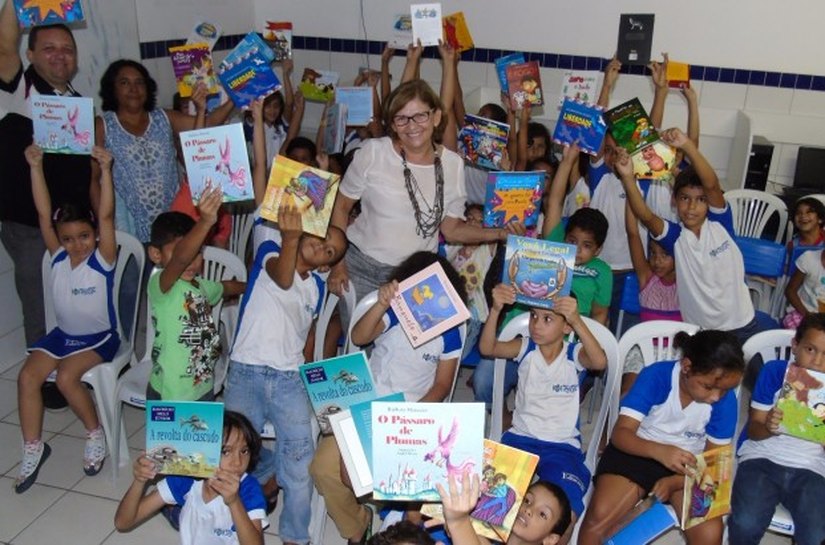 Prefeita Eliza Alves entrega biblioteca a 30 escolas de Rio Largo