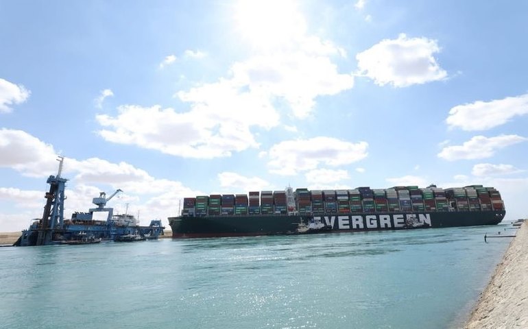 Canal de Suez é temporariamente bloqueado por navio de carga