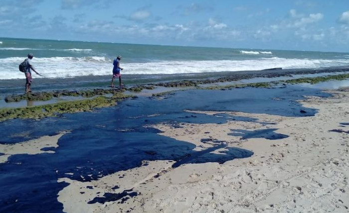 Mancha de petróleo na Praia do Pontal do Peba, vizinho à foz do rio São Francisco