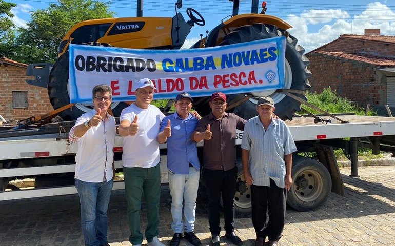 Deputado Galba Novaes entrega trator ao povoado Barra do Itiuba em Porto Real do Colégio