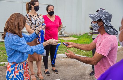 Ambulantes comemoram: Arapiraca Legal entrega crachás com QR Code que facilitará identificação