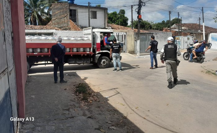 Desarticulação de pontos de venda clandestina de botijão de gás  no Benedito Bentes