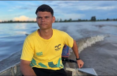 A pé, de barco e de carro: jovem do interior do Amazonas supera barreiras para seguir estudando