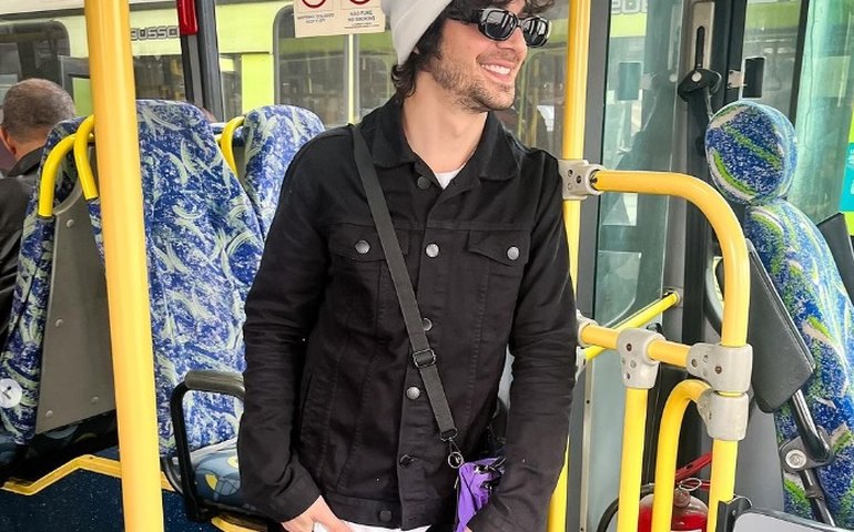 Fiuk diz que andou de ônibus pela primeira vez aos 32 anos e causa alvoroço em rede social