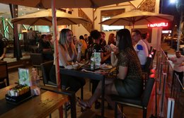 Dívidas acumuladas na pandemia atrasam recuperação de restaurantes