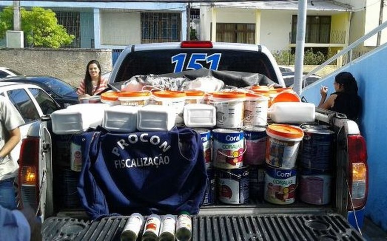 Operação do Procon apreende mais de 200 latas de tinta fora da validade
