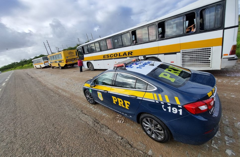 Ônibus com alunos da rede estadual são retidos durante fiscalização na BR-235 em Sergipe