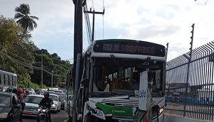 Ônibus perde controle e bate contra poste na Zona Norte de Aracaju