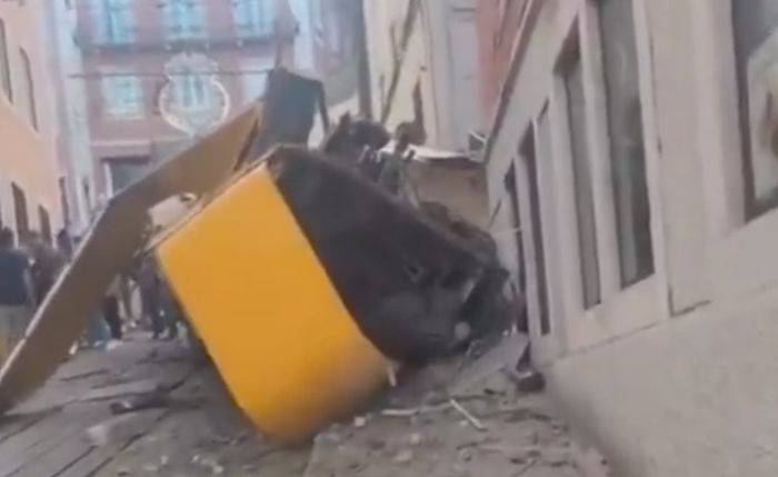 Acidente deixou o veículo completamente destruído