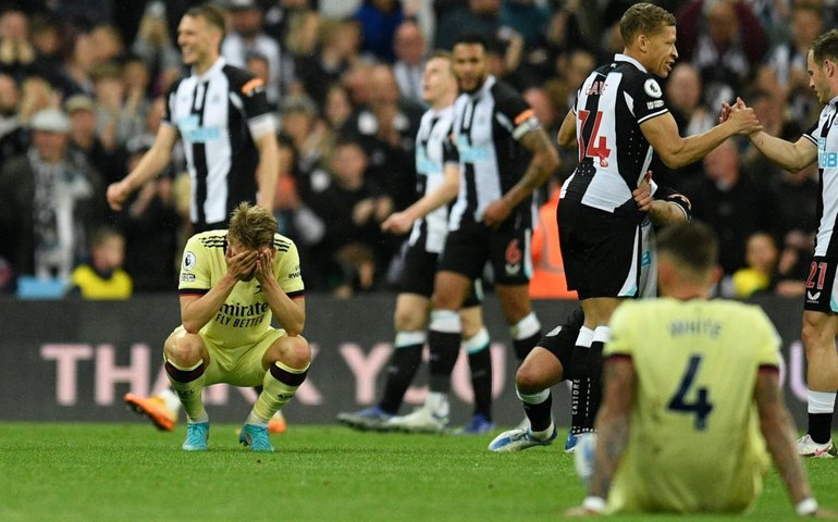 Arsenal perde do Newcastle e vê Tottenham perto de vaga na Liga dos Campeões