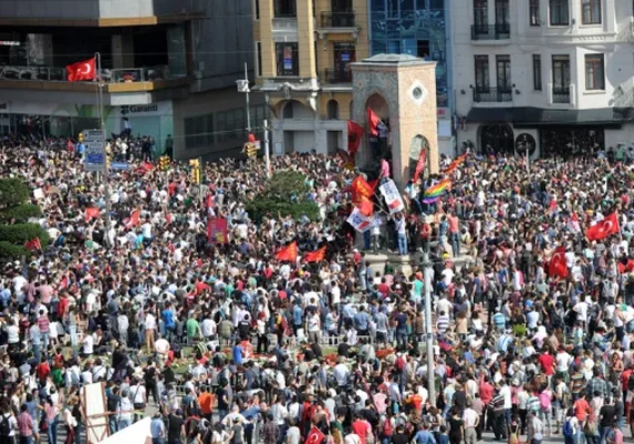 Dia internacional do trabalhador:  data é celebrada com protestos ao redor do mundo, e centenas de manifestantes são presos em Istambul 