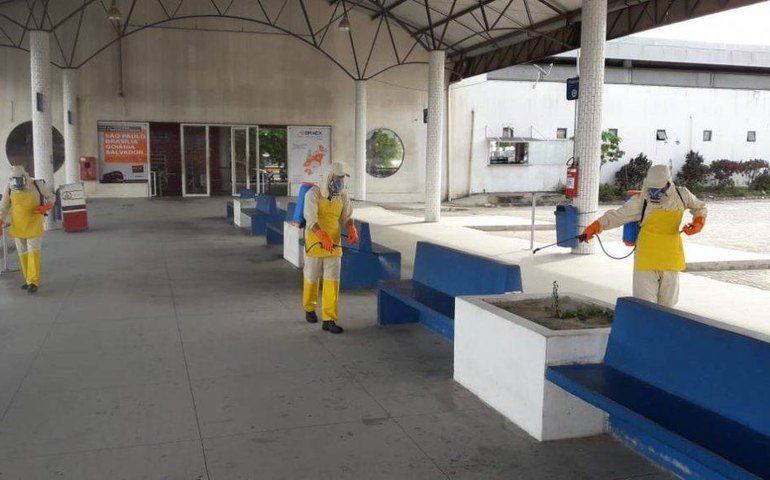 Prefeitura segue trabalho de combate ao coronavírus e desinfecta terminal rodoviário municipal